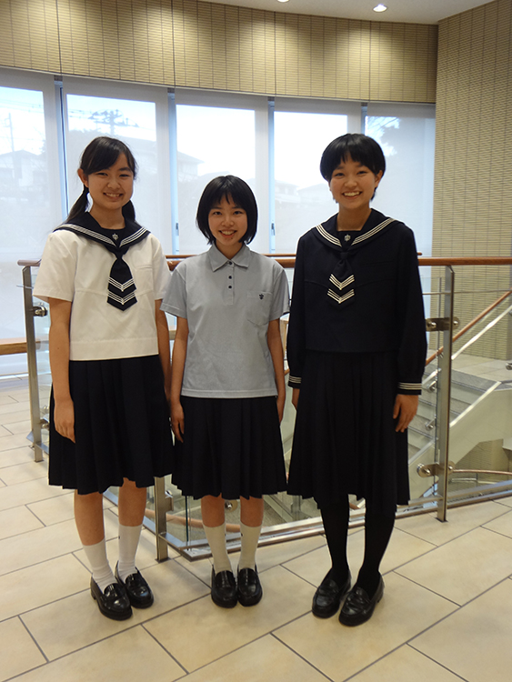 生徒に人気の制服、ポロシャツもあります。